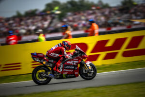 Piloti e Desmosedici del Ducati Lenovo Team in azione ad Assen durante il Gran Premio di MotoGP