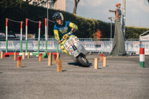 Schieramento di Vespa in parata durante Vespa Roma 2026