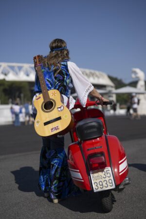 Parata finale di Vespa Roma 2026 nel centro di Roma con migliaia di scooter in colonna