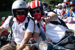 Scooter Vespa in parata durante l'evento Vespa Roma 2026