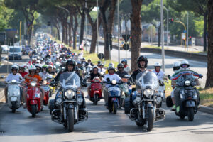 Vespisti in parata per Vespa Roma 2026 nel centro storico di Roma
