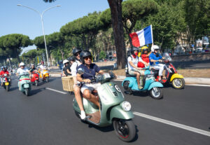 File di Vespa in parata nel centro di Roma durante Vespa Roma 2026