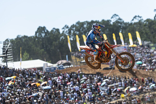 Sacha Coenen in azione al GP del Portogallo MXGP 2026 con la KTM, leader della classifica MX2