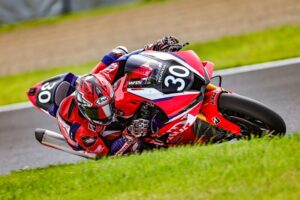 Honda HRC durante i test della Suzuka 8 Hours 2026 con la CBR1000RR-R Fireblade SP