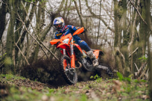 Gamma KTM EXC 2027 con modelli enduro 2T e 4T pensati per uso agonistico e amatoriale