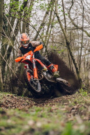 Gamma KTM EXC-F 2027 in azione su terreno offroad, modelli pensati per piloti enduro