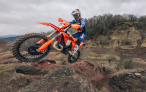 KTM 300 EXC della gamma EXC 2027 in azione su terreno offroad