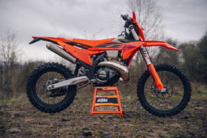 KTM 300 EXC 2027, enduro 2T pensata per percorsi tecnici e lunghe uscite