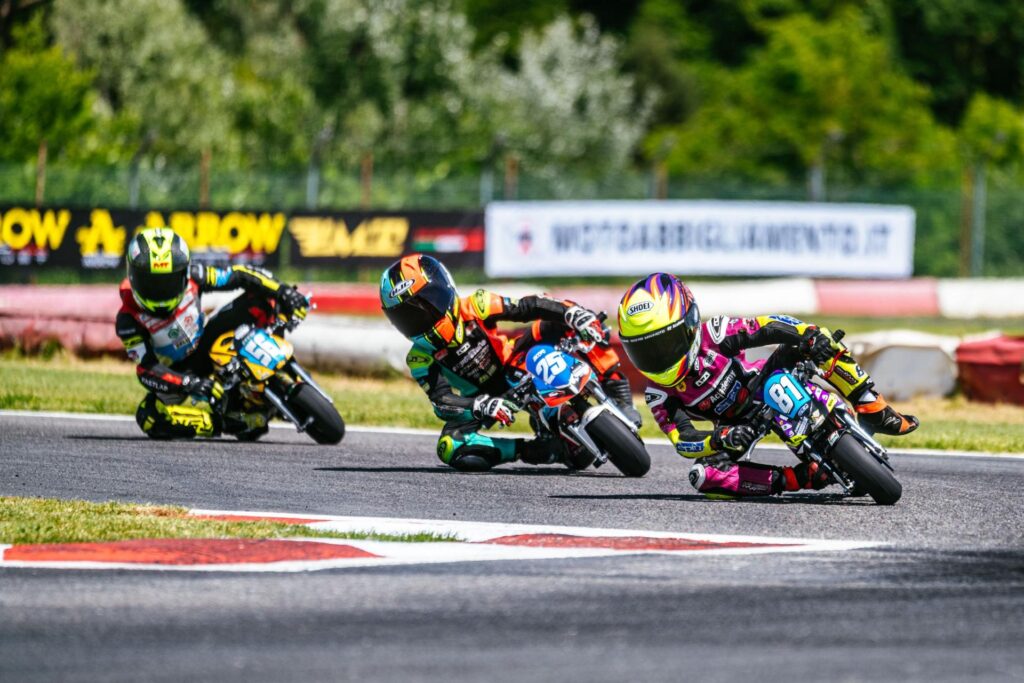 Gara del Campionato Minimoto 2026 al Circuito Internazionale di Aprilia con piloti minimoto in azione