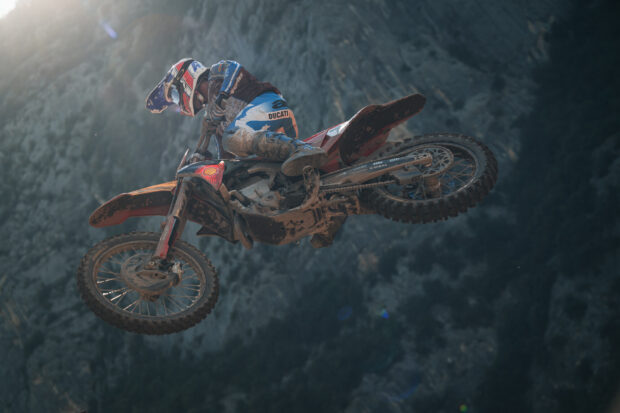 Alessandro Lupino sulla Desmo450 MX n.77 al round di Pietramurata del Campionato Italiano Pro Prestige