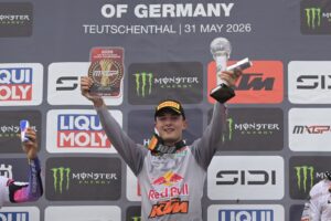 Lucas Coenen sul podio del Gran Premio di Germania con la KTM del Team De Carli