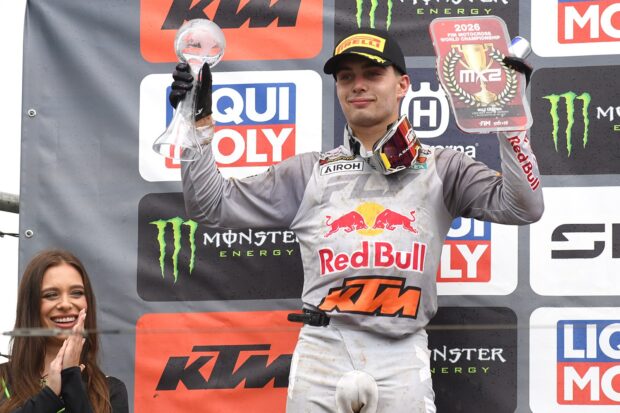 Sacha Coenen sul podio dopo il successo MX2 al GP di Germania (MXGP)