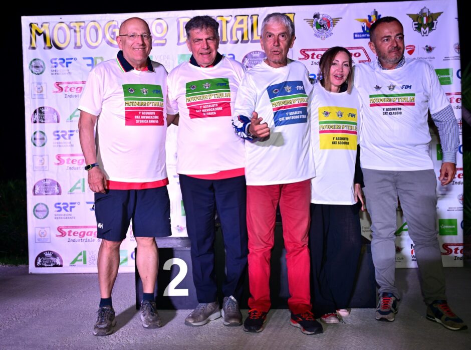 Campioni e partecipanti alla cerimonia di chiusura del Motogiro d'Italia 2026 in Sardegna
