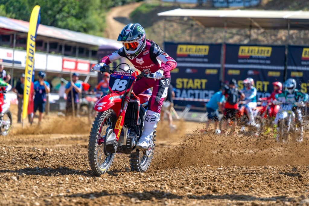 Pilota in azione al Circuito Miravalle per il MXGP Italia 2026