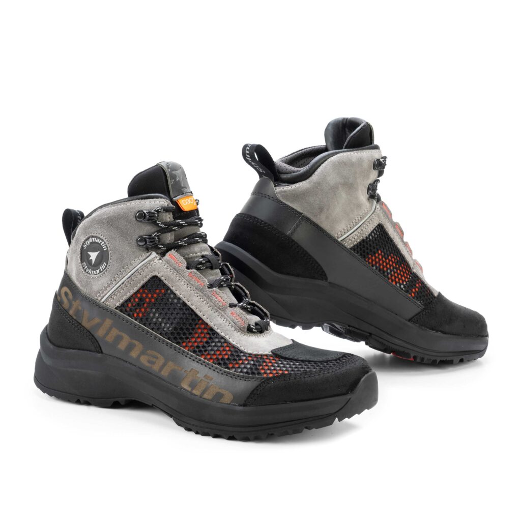 Stylmartin Vertigo Air versione Grey, sneaker estiva da mototurismo con tomaia ventilata e rinforzi certificati CE
