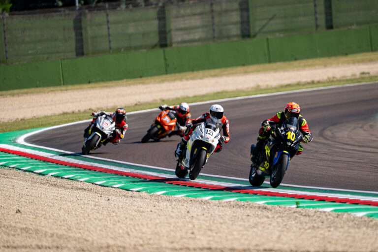 Suzuki GSX-8R Cup, Marino domina a Imola in volata a quattro