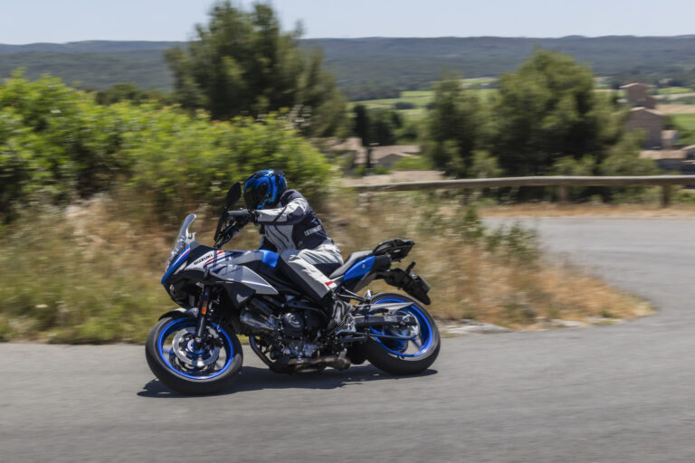 Nuova Suzuki SV-7GX, crossover media per curve e grandi viaggi