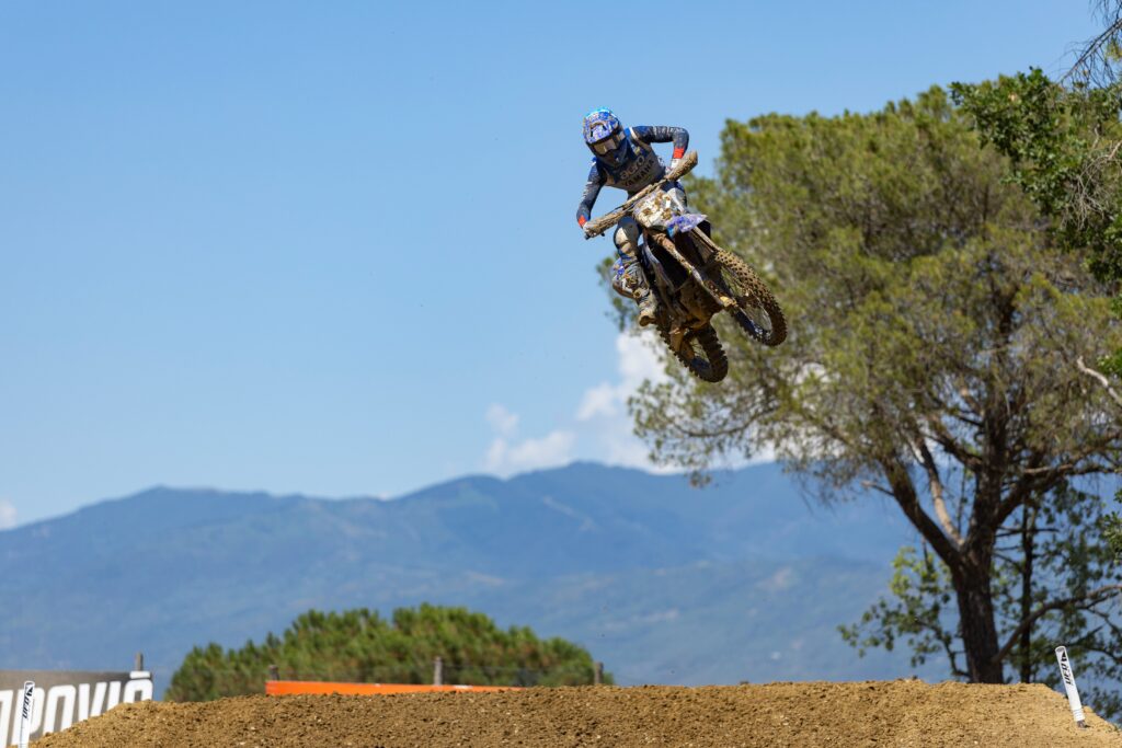 Bernardo Tiburcio pilota Yamaha EMX250 a Montevarchi, secondo assoluto di giornata