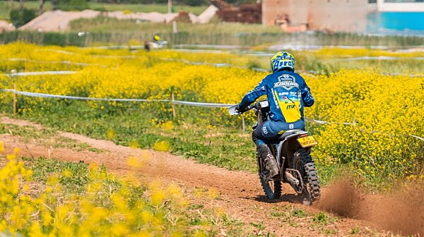 Piloti e moto Husqvarna al Trofeo Enduro Husqvarna 2026 nel paddock di Arrone