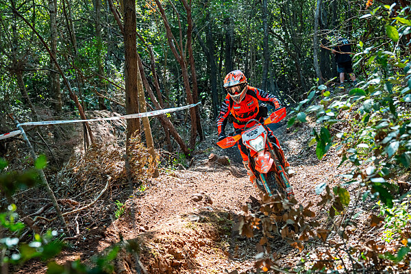 Evento Trofeo Enduro KTM 2026 ad Arrone, moto enduro e paddock nel contesto della Valnerina