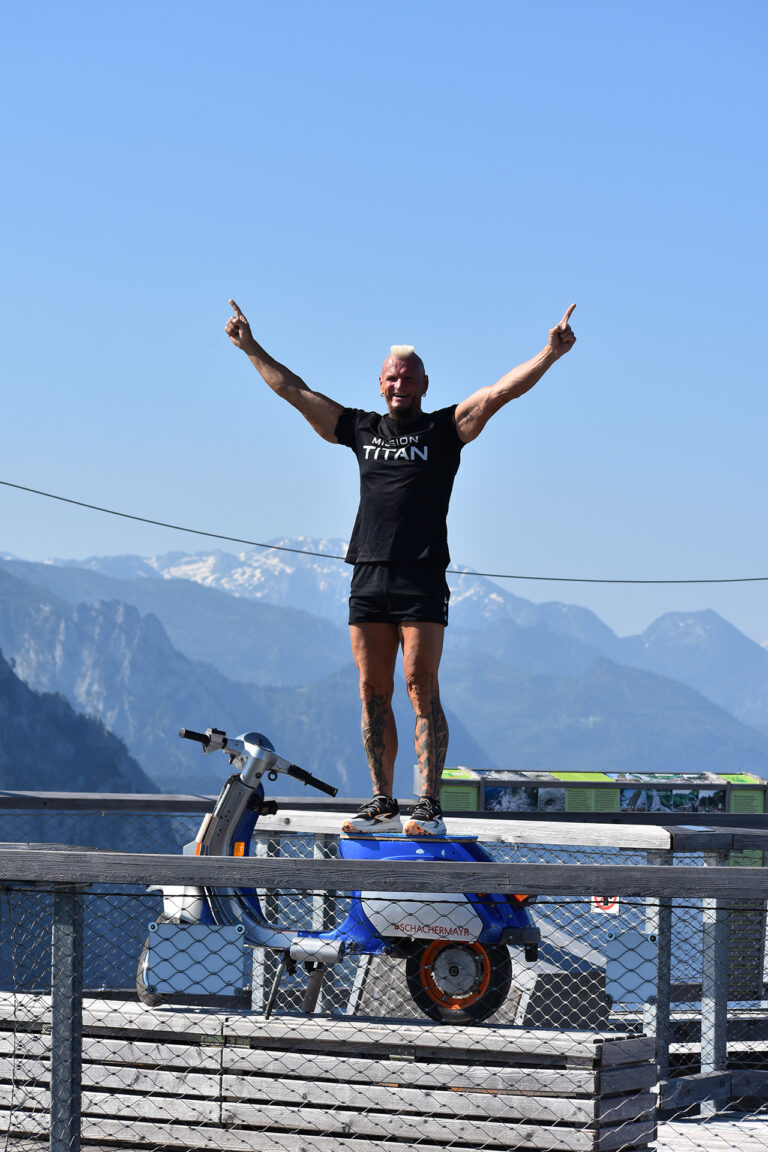 Schachermayr porta la Vespa in spalla sulla torre del Salzkammergut