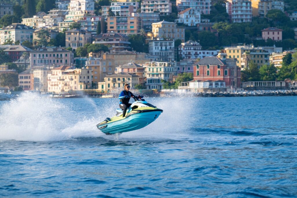 Esperienza Yamaha Girl Full Power Water in Liguria per donne, con attività in mare e moto d'acqua
