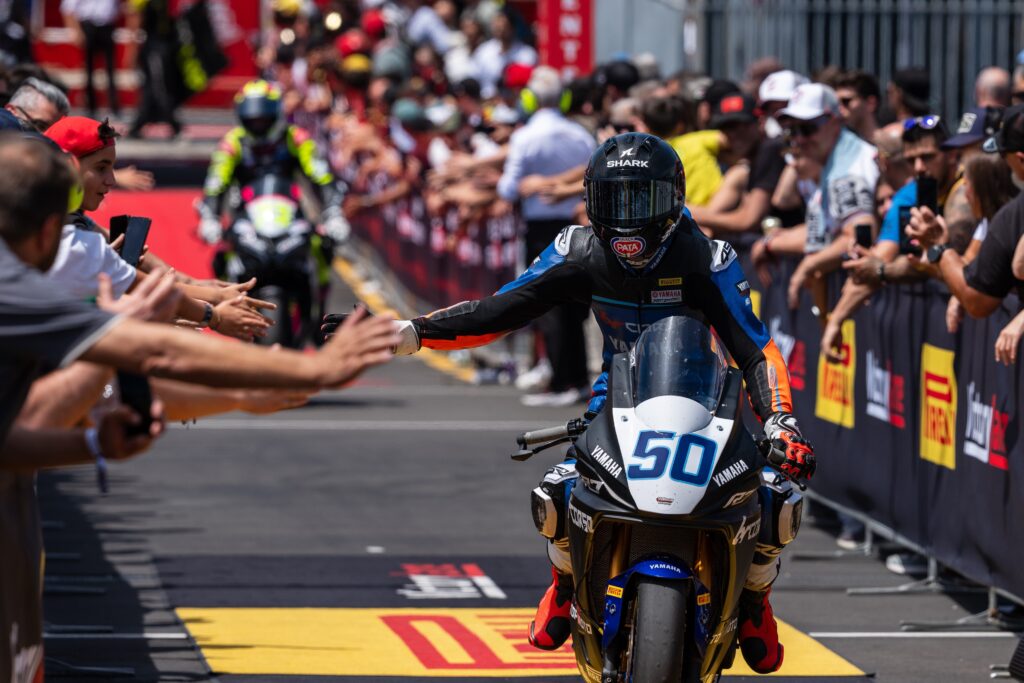 Yamaha R7 2026 in pista a Misano per il debutto nel Mondiale Sportbike
