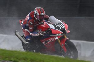 Honda HRC in pista durante i test pre-Suzuka 8 Hours 2026