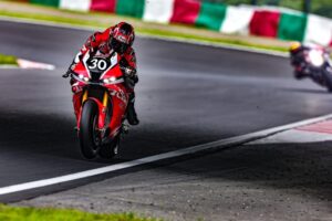 CBR1000RR-R SP del team Honda HRC in prova al Suzuka Circuit durante i test per la Suzuka 8 Hours 2026