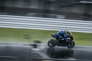 Yamaha R1 2026 in configurazione endurance durante i test ufficiali a Suzuka