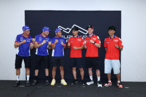Piloti e team ufficiali Honda HRC e Yamaha Factory alla conferenza per la Suzuka 8 Hours