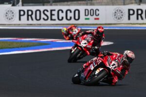 Donington Park durante il round WorldSBK 2026 con moto in pista