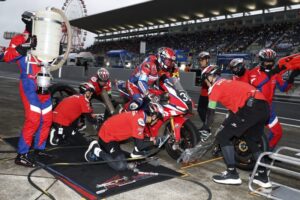Honda CBR1000RR-R Fireblade SP n.30 di Honda HRC sulla pista bagnata della Suzuka 8 Ore 2026