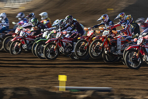 Andrea Adamo, numero 11, in azione a Terra Topia durante il GP MXGP Sudafrica 2026
