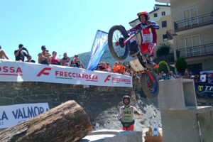 Competitori del Campionato Italiano Trial a Novalesa durante il quarto round 2026