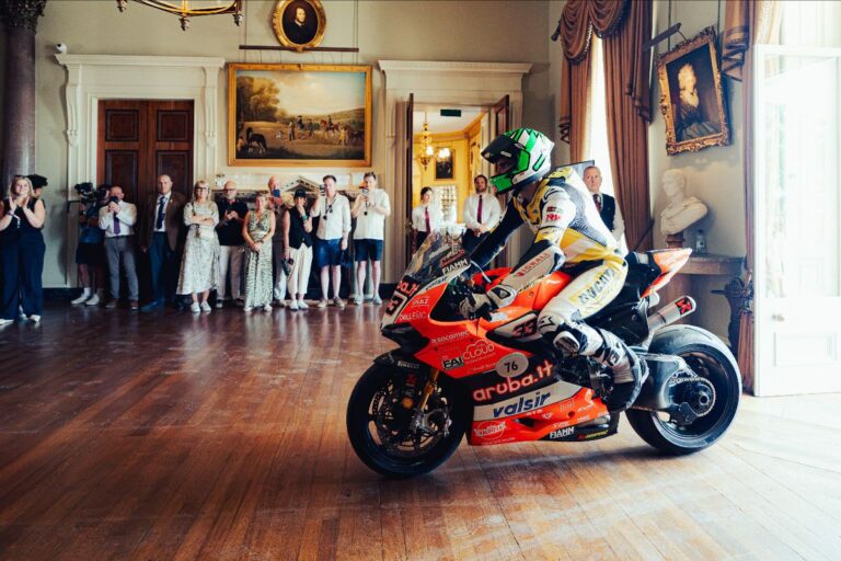 Le stelle WorldSBK celebrano il centenario Ducati a Goodwood