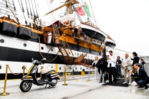 Vespa Amerigo Vespucci con sella in tela Olona e scocca nera lucida con doppia banda bianca