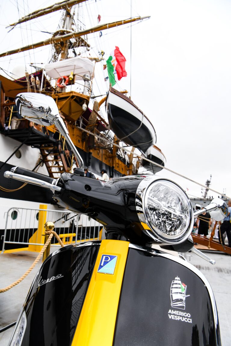 Vespa omaggia la nave scuola Amerigo Vespucci a New York
