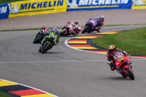 Piloti e meccanici Honda HRC Castrol durante le prove al Sachsenring
