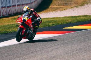 Honda HRC Castrol al lavoro sul set-up della RC213V al Sachsenring durante il venerdì di prove