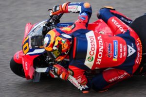 Team Honda HRC Castrol al Sachsenring durante le prove del venerdì, lavoro su set-up e giro secco