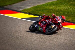 Marc Marquez durante le Practice del MotoGP Sachsenring con il Ducati Lenovo Team
