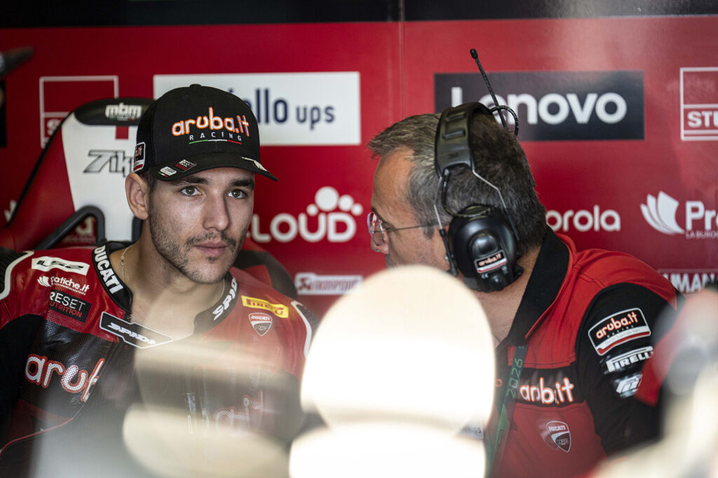 Nicolò Bulega con la Panigale V4 R dell'Aruba.it Racing a Donington Park durante le libere