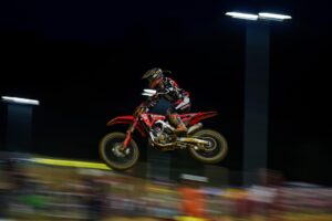 Night Race Prestige MX1-MX2 allo 04 Park di Faenza con pista illuminata e pubblico