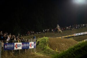 Night Race Prestige MX1-MX2 allo 04 Park Monte Coralli di Faenza, evento serale con piloti e pubblico