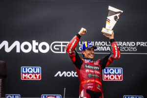 Marc Márquez del Ducati Lenovo Team dopo la vittoria al Sachsenring