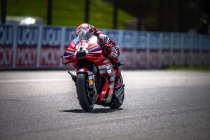 Marc Márquez del Ducati Lenovo Team al Sachsenring dopo la vittoria