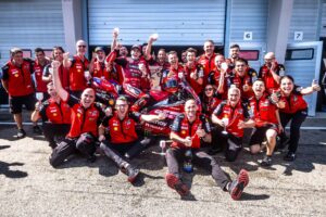 Marc Márquez con il team Ducati Lenovo al Sachsenring durante il weekend di gara