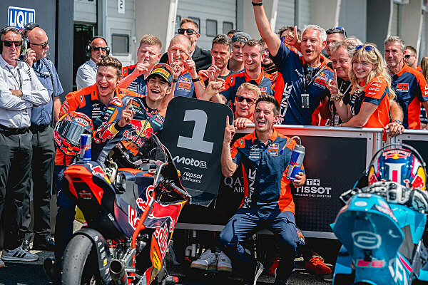 Brian Uriarte con la KTM RC4 dopo la vittoria a Sachsenring in Moto3