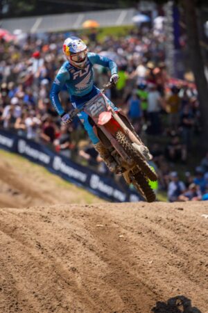 Jett Lawrence con la CRF450RWE del team Honda HRC Progressive sul tracciato sabbioso di Southwick